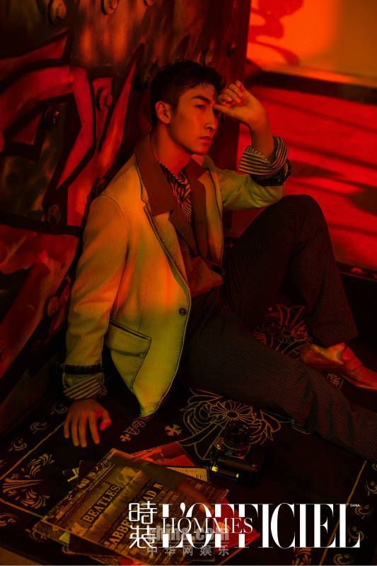 武大靖解锁时尚大片 光影交错尽显绅士魅力