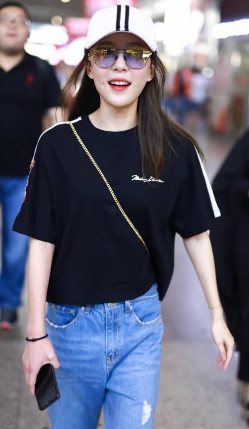 李金铭的上衣真有特色，前面保守后面性感，没个细腰美背真不敢穿