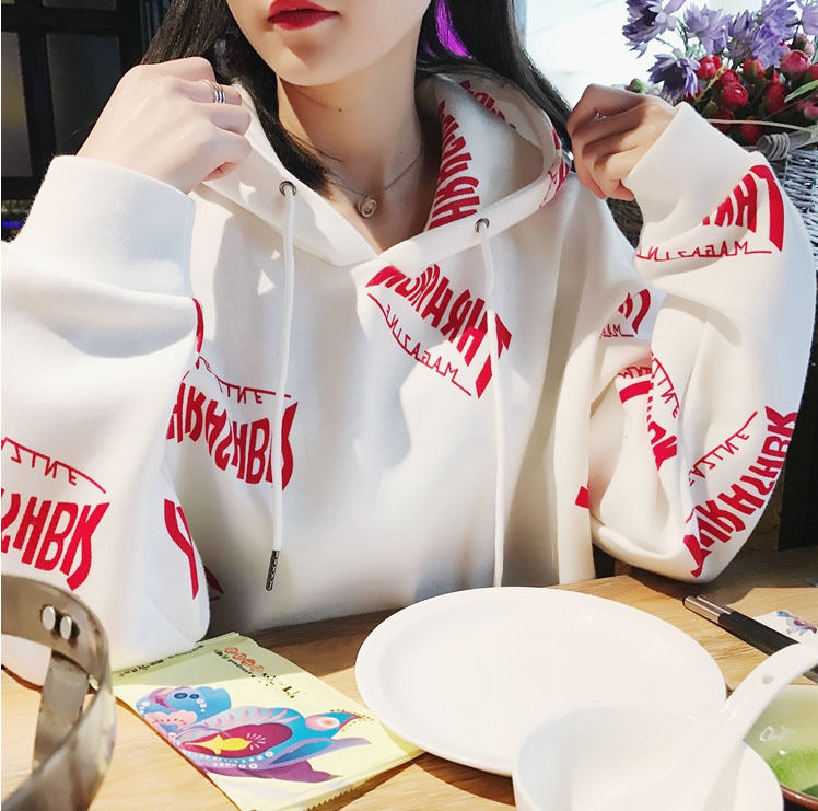 20几岁的姑娘，去年的卫衣别穿错了，今年流行这种慵懒风