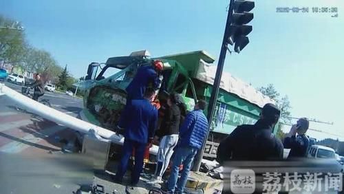 『事故』惊险!渣土车冲向安全岛 市民跳下电动车急逃命