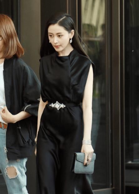 张天爱出席活动，身穿黑色长裙配红唇明艳动人，踩恨天高气场十足