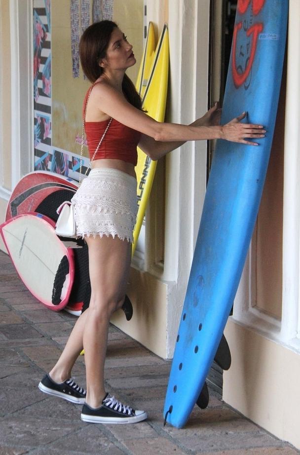 布兰卡夏季出街，性感热裤身材火辣！