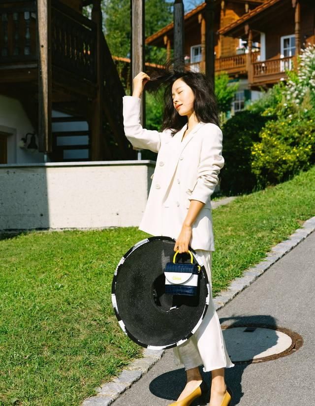  [时髦]职场女性别穿半裙了，缎面裙高级又时髦，搭配西装优雅有型