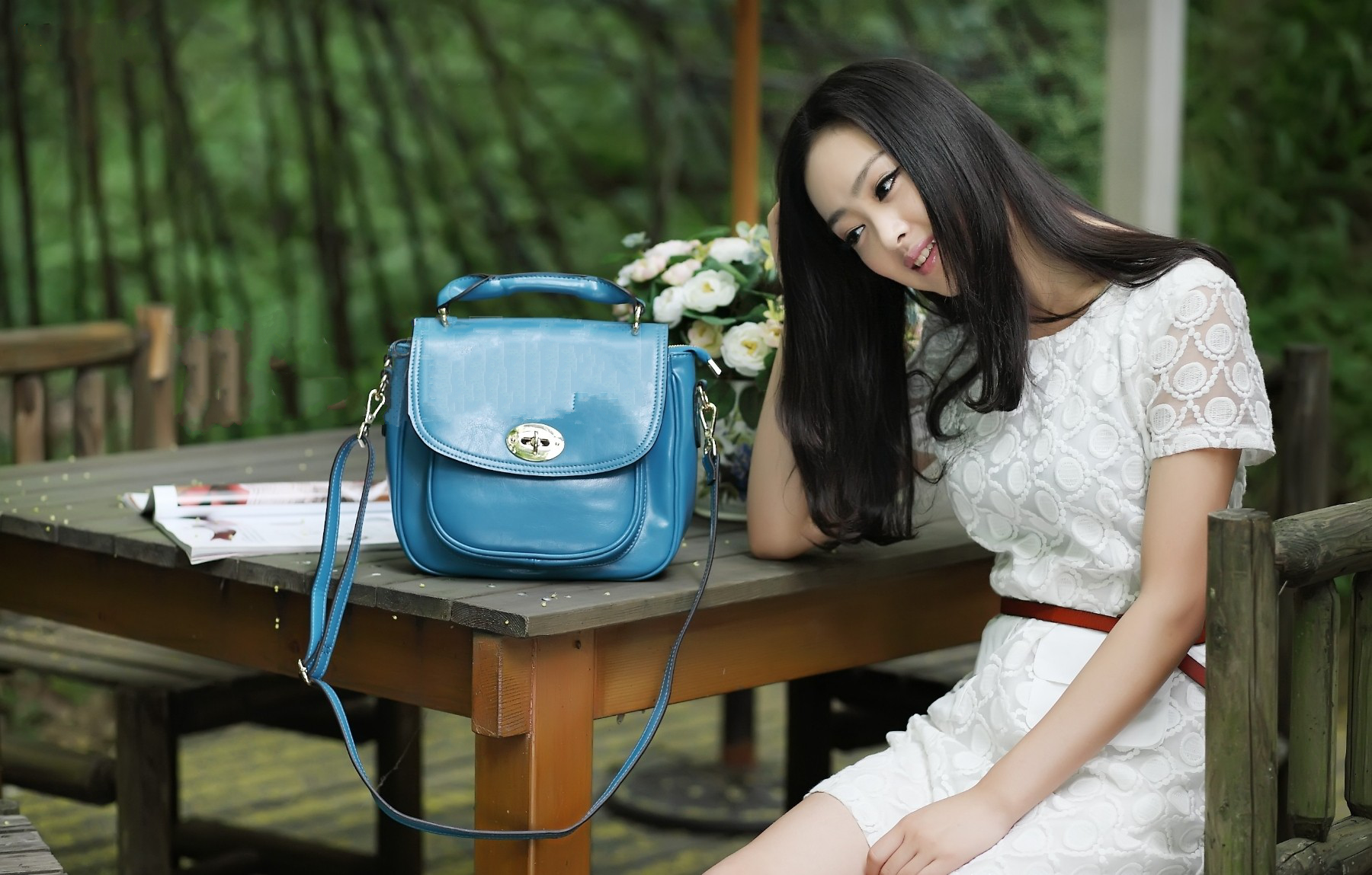 街拍美女：走起路来都风姿摇曳，更是秀丽端庄，美丽动人！