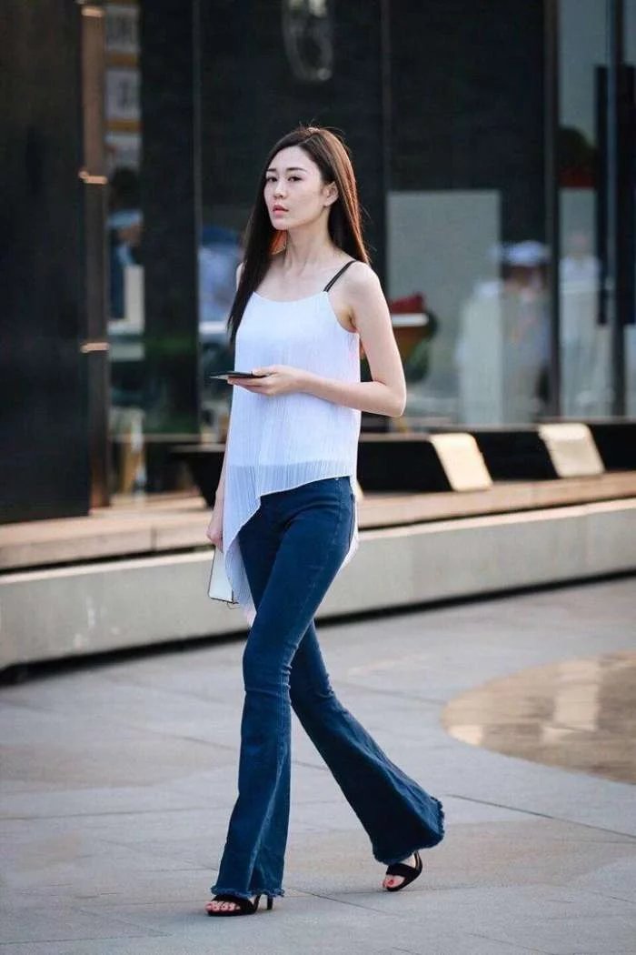 美女虽不是曲线身材, 但胜在高挑人也漂亮, 也很有感觉