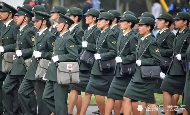 世界最性感裙子最短军装的女兵，你们知道是哪国吗？相当的亮眼！
