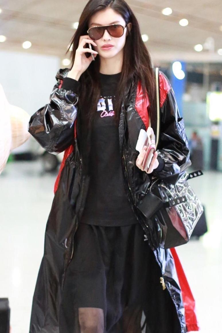 2019春夏纽约时装周启程, 孟美岐极简穿搭, 何穗撩发放电超有魅力