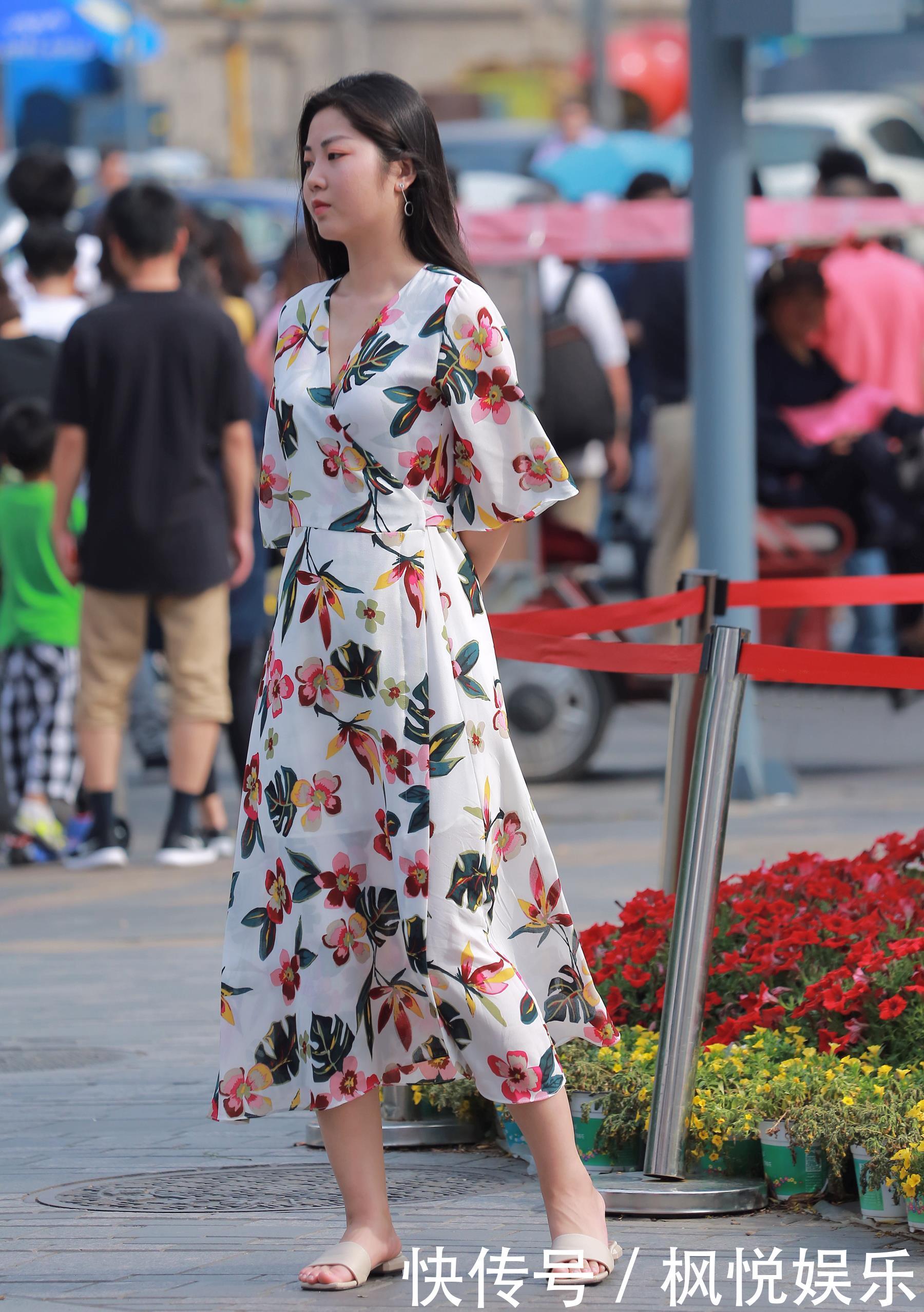 【 漂亮】性感身材惹人爱,图一的制服够漂亮,街拍:都市美女靓装出行