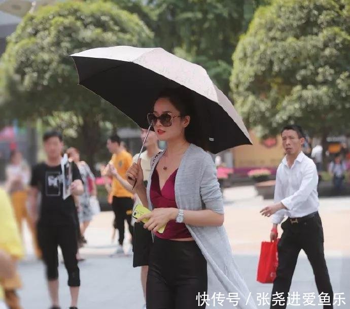 【气质】美女这鞋子,不方便穿吧