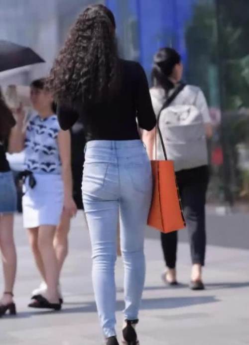 紧身牛仔裤无需多言,只需简单的搭配,就能展现你的美