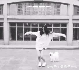 张馨予带爱犬在大街上疯狂跳舞，怀孕1个月的传闻不攻而破