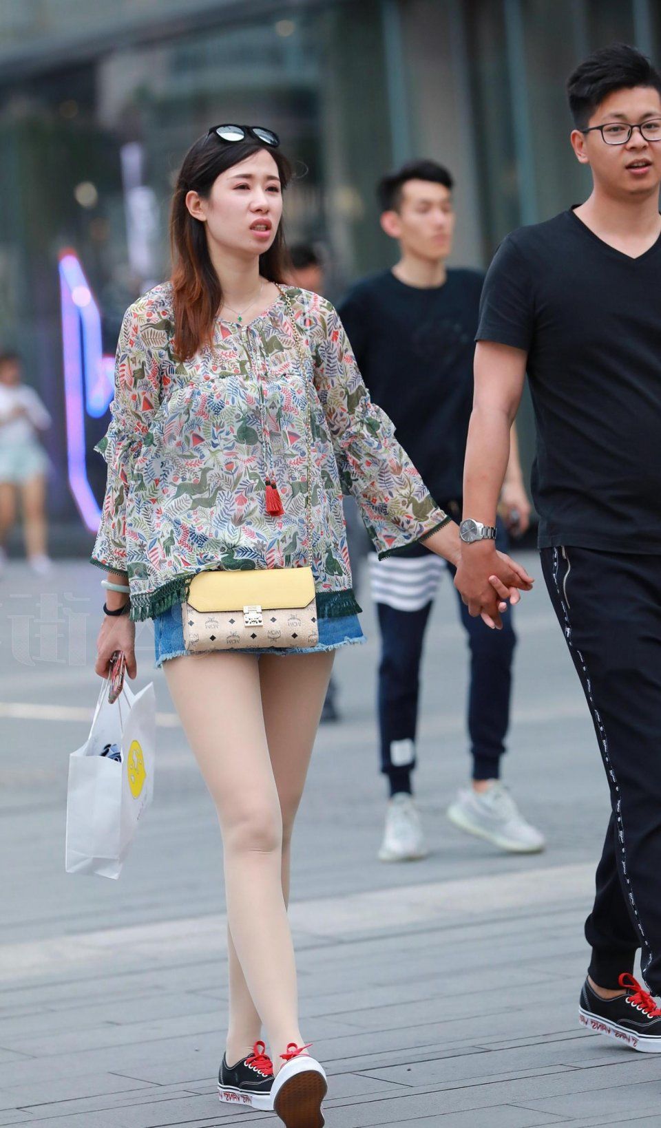 街拍美女:气质小姐姐牛仔短裤尽显丝袜美腿，嘟起的嘴唇傻的可爱