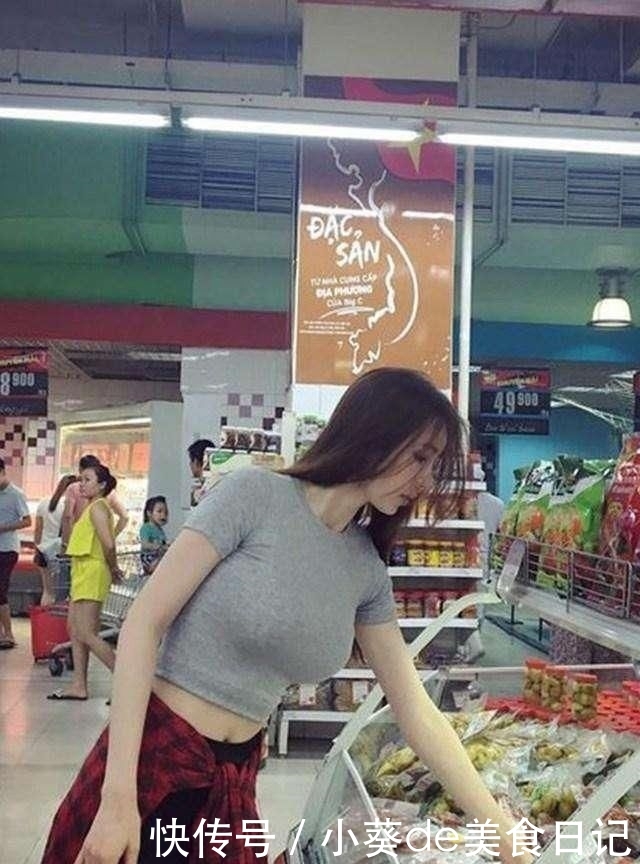  『美女』街拍:小姐姐穿着紧身运动裤，清纯活泼的气息，尽显运动美感