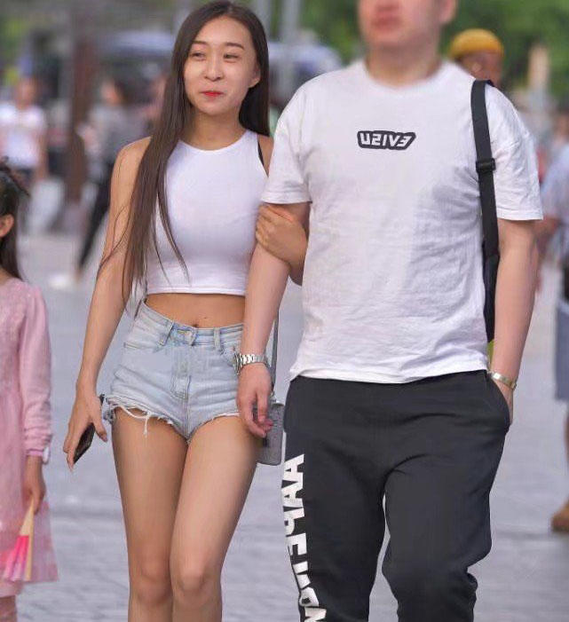 古典小姐姐齐腰热裤大长腿，热裤包裹翘臀让夏季不再闷热潮湿，很