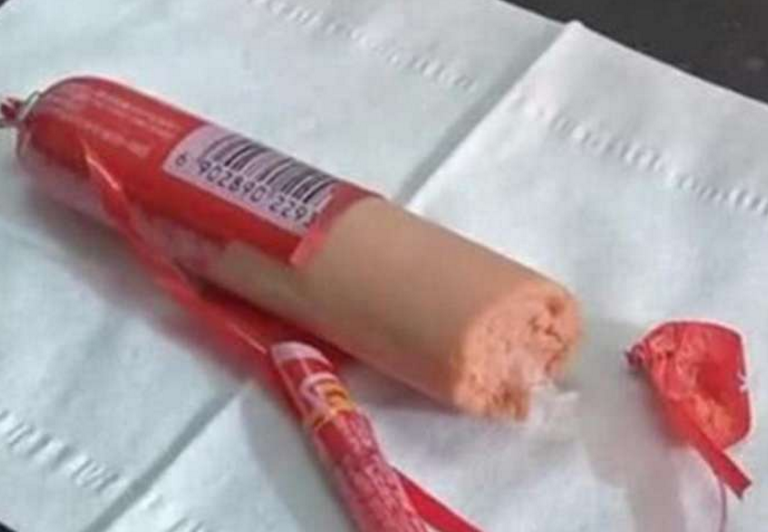 男子偷吃公司火腿肠,吃了一口后察觉不对劲,主动报警