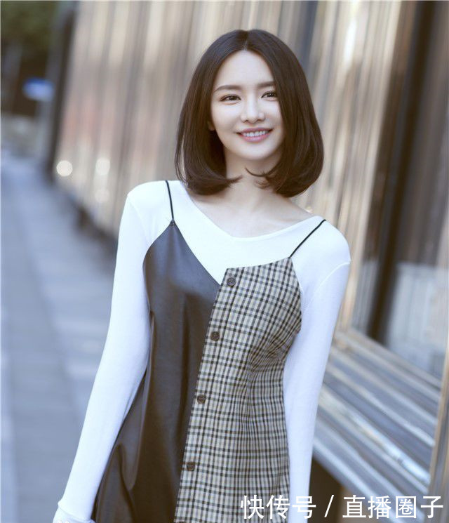 Miss泳装曝光！这大长腿，这身材！天气好热啊