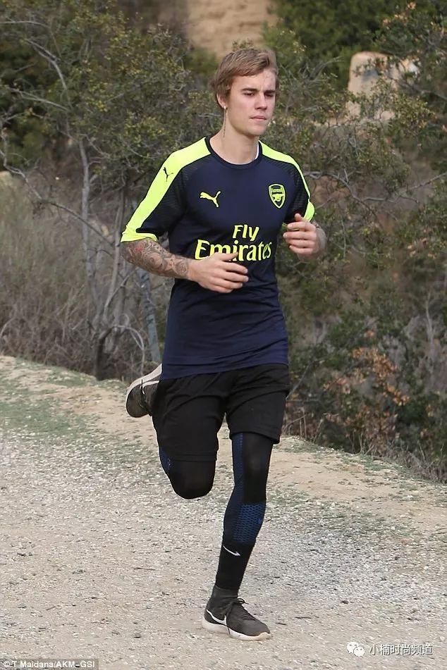 就用今夏最夯的潮流单品-足球衣，打造别出心裁的街头运动时尚