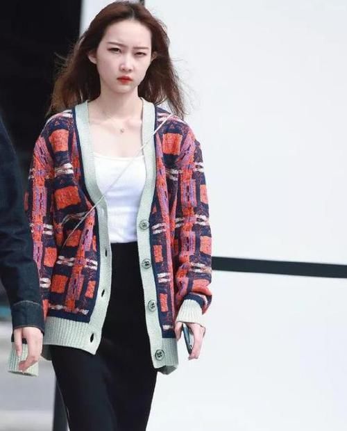  [气质]养眼女神街拍：雪肤花貌的美女，一件针织上衣配黑色半身裙，时尚清新气质