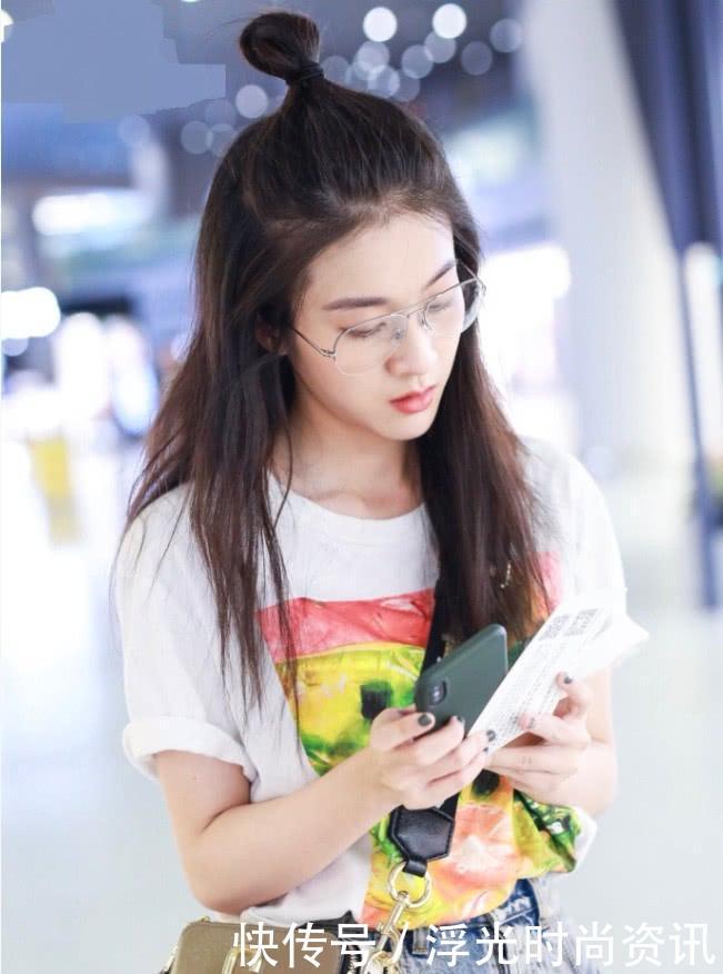 张雪迎减肥有术，白T上铺满“野餐”，半扎丸子头让杨幂很尴尬！