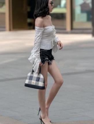 街头的牛仔裤美女，不一样的美丽风景！