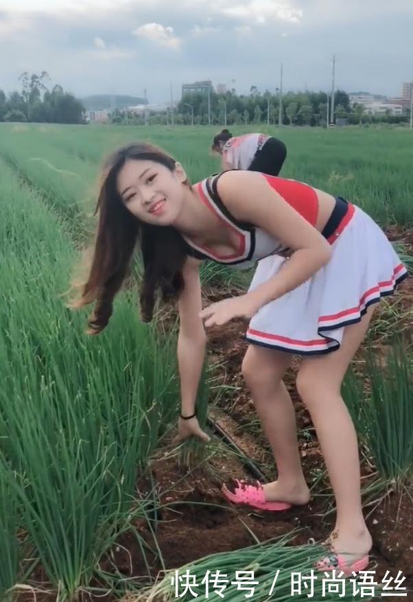 田地里的网红小姐姐, 穿搭时尚养眼, 显得与众不同