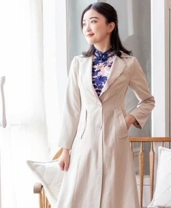  #旗袍装#旗袍＋风衣＝秋天最优雅搭配，时髦又高级，再穿十年都不过时！