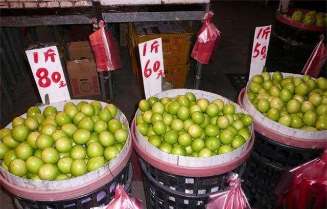 农村没味道的水果，南方2元一斤泛滥，北方80一斤舍不得吃