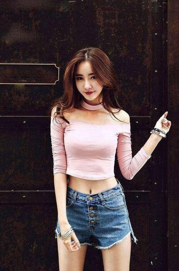 看似普通的紧身裤凸显你妙曼身材，呈现出流畅的线条感