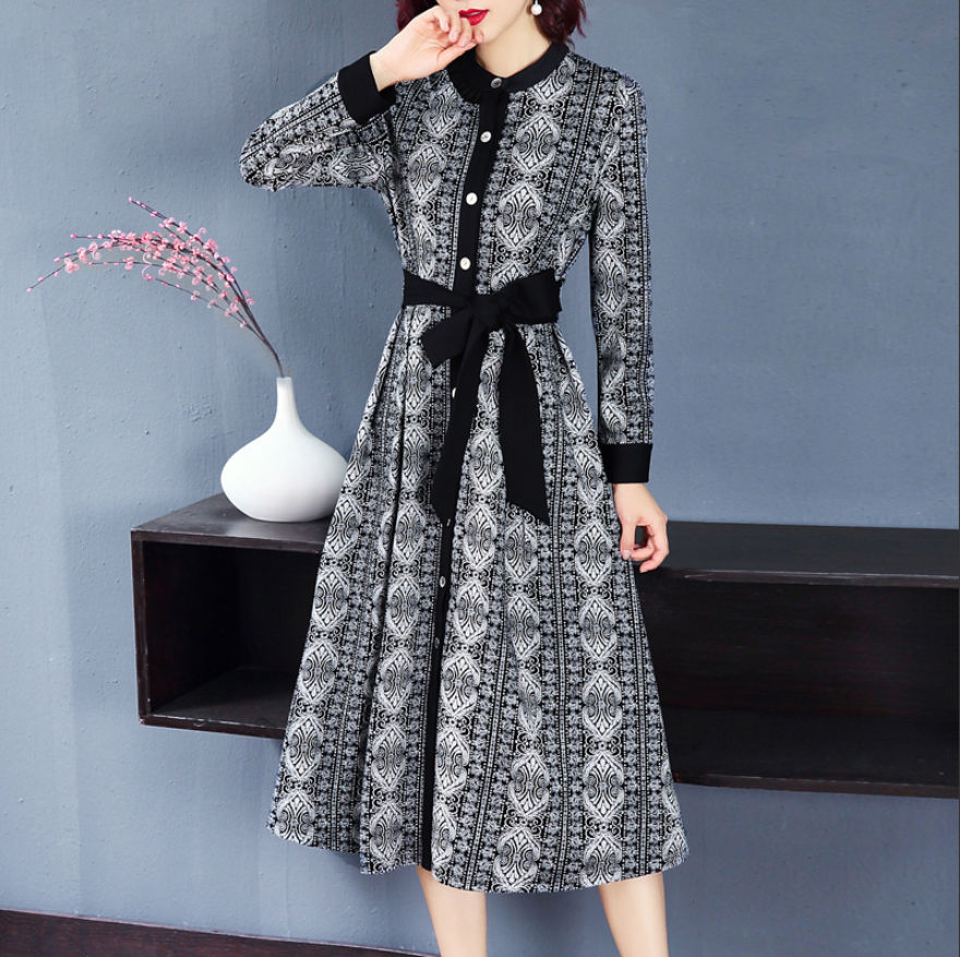 偶然发现:“高雅灰”秋裙，比酒红裙高贵洋气，特适合7080穿