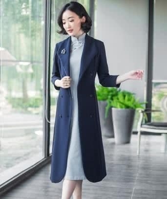  #旗袍装#旗袍＋风衣＝秋天最优雅搭配，时髦又高级，再穿十年都不过时！