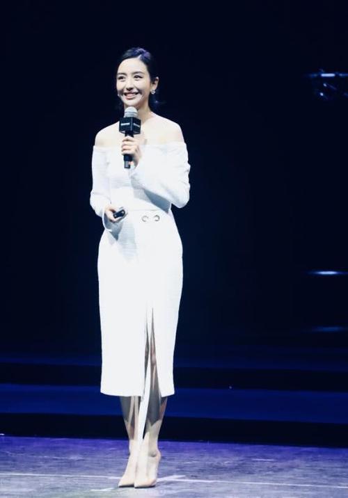 佟丽娅在裙子前面缝七分裤,看起来落落大方,简单又显气质!