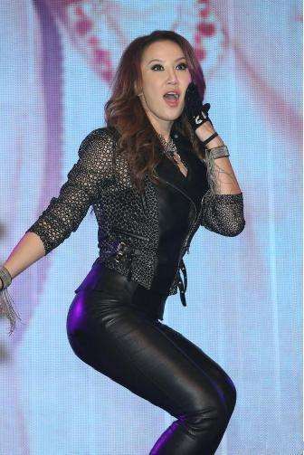 张韶涵把皮裤穿出了刘雯般的高级感, 邓紫棋换上渔网裤效果也神奇