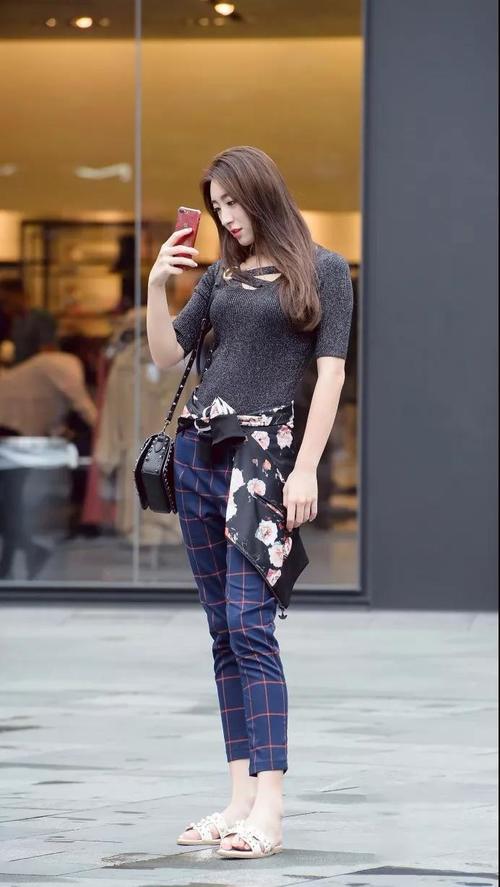 国内街拍 美女柔美飘逸的长裙 美得让帅哥哥看得发呆 这合适吗?