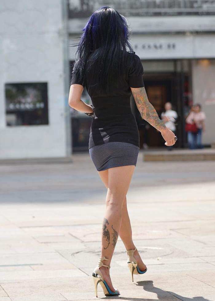 街拍: 紧身包臀裙的浑圆辣妈,这么穿很好看