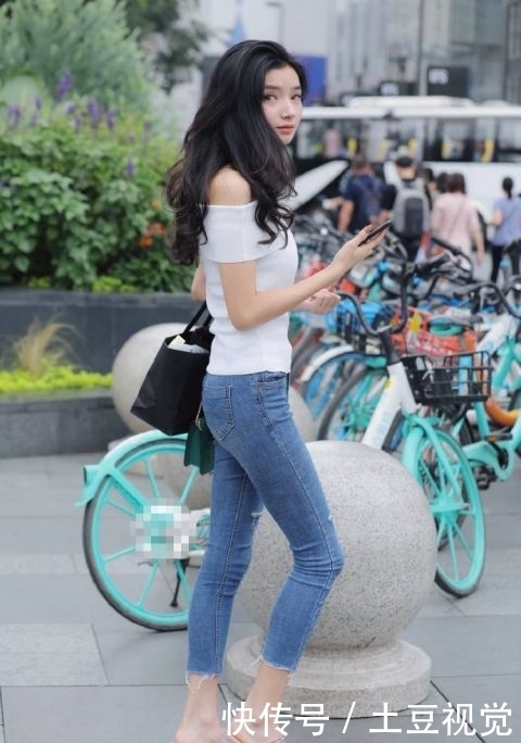  [女人]街拍：简约的高跟鞋，时髦的露趾设计，彰显优雅女人风范