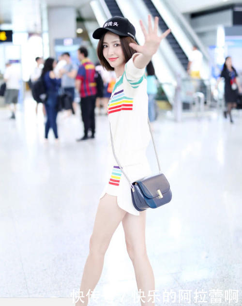 佟丽娅“没洗头”就敢出来秀美腿啦，不得不佩服你的大长腿很美！