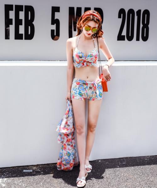 穿一件完美的泳衣，在海边沙滩展现性感又得体的身姿