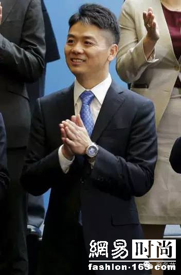 刘强东竟拿下了巴黎世家 穿衣品味也时髦的飞起