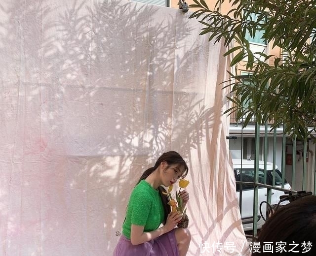 「橙粉」米兰看GUCCI秋冬秋蜜瓜橙粉裙,IU乖乖女终于出门了