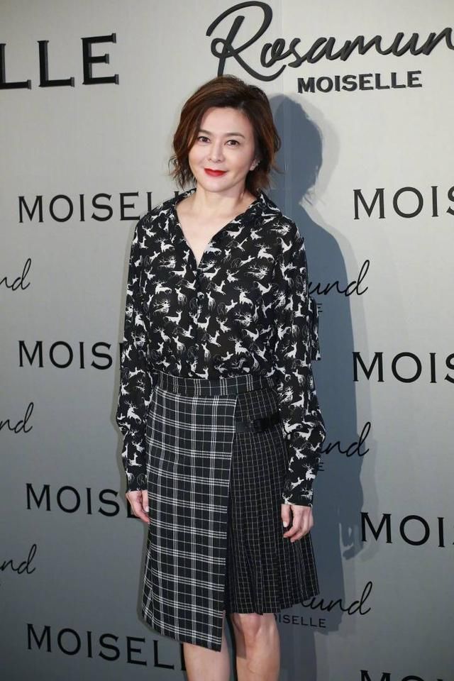 佘诗曼印花装和关之琳比美，但是关之琳的腿比她脸还白!