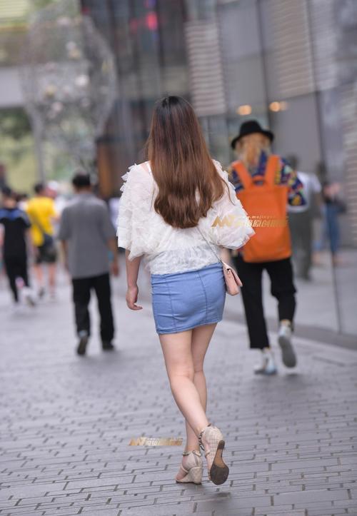 路人街拍，性感好身材紧身牛仔裙小姐姐