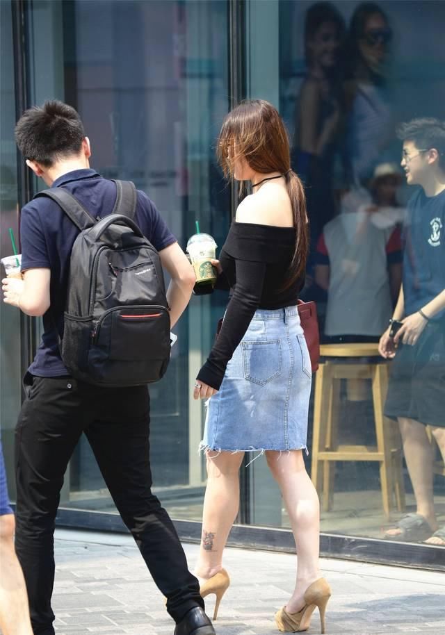  穿着：这位穿着牛仔包臀裙的小姐姐，她的一字肩和鱼嘴高跟也功不可没
