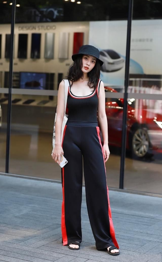 街拍路人，简洁优雅的时尚穿搭指南，展现出你自信大方的美!