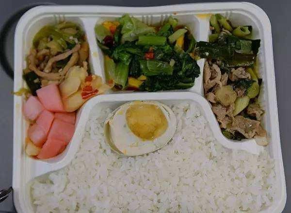 高铁上的盒饭为什么无人购买？原来顾客都了解这些内幕 不愿上当