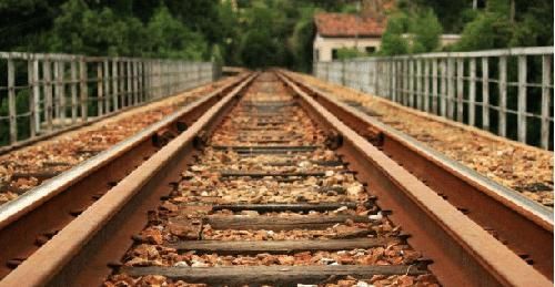  「不锈钢」为什么火车铁轨采用会生锈的钢铁，不采用不锈钢？很