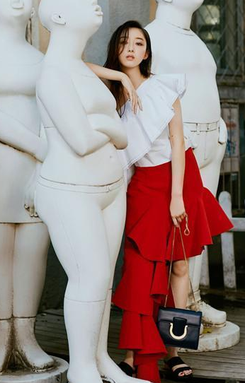 蒋梦婕真重口! 这裙子真像染了血的床单, 更辣眼的是脚上那双鞋!