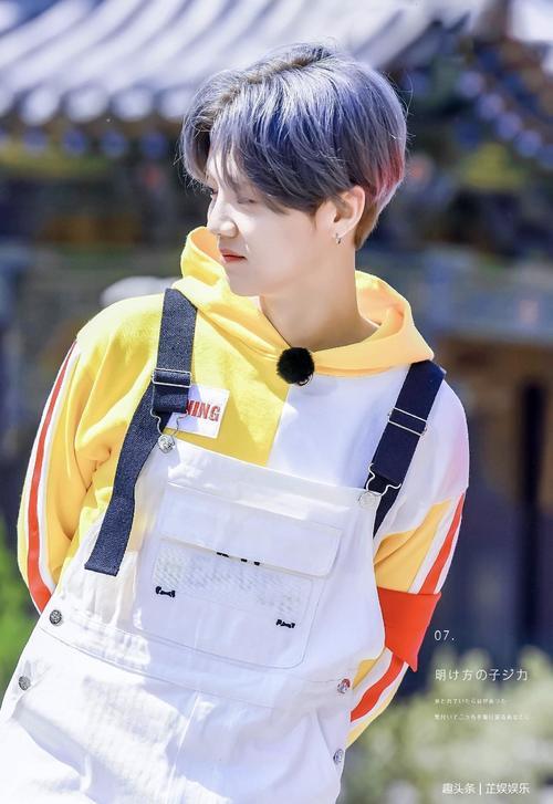 本以为鹿晗穿背带裤够迷人了，没想到官鸿的出现才见识什么叫帅气