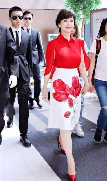 63岁赵雅芝裙子俏皮减龄，可惜脚上的鞋子暴露年龄！