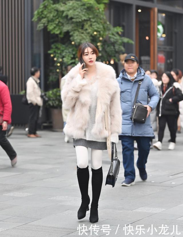  「气质」街拍：奢华的皮草外套，在这个春季刮起了混搭风，女神气质扑面而来