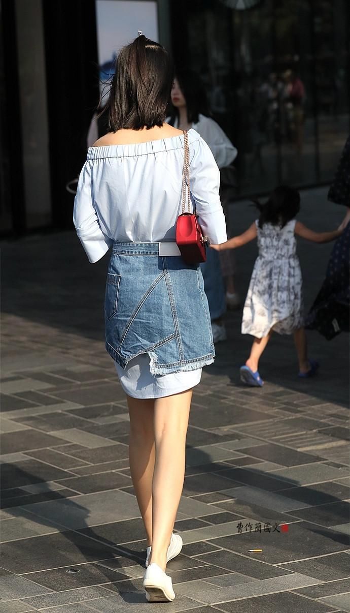 街拍:美女流行两条裙子一块儿穿